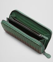 Bottega Veneta® Portemonnaie mit Rundum-Reissverschluss AUS CLUB FUMÉ INTRECCIATO EMERALD GREEN, AUBERGINE UND EDOARDO Bottega Veneta® Portemonnaie mit Rundum-Reissverschluss AUS CLUB FUMÉ INTRECCIATO EMERALD GREEN, AUBERGINE UND EDOARDO