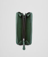 Bottega Veneta® Portemonnaie mit Rundum-Reissverschluss AUS CLUB FUMÉ INTRECCIATO EMERALD GREEN, AUBERGINE UND EDOARDO Bottega Veneta® Portemonnaie mit Rundum-Reissverschluss AUS CLUB FUMÉ INTRECCIATO EMERALD GREEN, AUBERGINE UND EDOARDO
