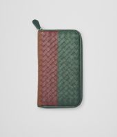 Bottega Veneta® Portemonnaie mit Rundum-Reissverschluss AUS CLUB FUMÉ INTRECCIATO EMERALD GREEN, AUBERGINE UND EDOARDO Bottega Veneta® Portemonnaie mit Rundum-Reissverschluss AUS CLUB FUMÉ INTRECCIATO EMERALD GREEN, AUBERGINE UND EDOARDO