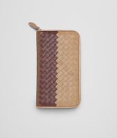 Bottega Veneta® Portemonnaie mit Rundum-Reissverschluss AUS CLUB FUMÉ INTRECCIATO NEW BRONZE, AUBERGINE UND EDOARDO Bottega Veneta® Portemonnaie mit Rundum-Reissverschluss AUS CLUB FUMÉ INTRECCIATO NEW BRONZE, AUBERGINE UND EDOARDO