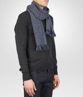 Bottega Veneta® ÉCHARPE ANTHRACITE BLEU EN LAINE ET CACHEMIRE Bottega Veneta® ÉCHARPE ANTHRACITE BLEU EN LAINE ET CACHEMIRE