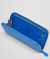 Bottega Veneta® PORTAFOGLIO SIGNAL BLUE IN VN INTRECCIATO CON ZIP Bottega Veneta® PORTAFOGLIO SIGNAL BLUE IN VN INTRECCIATO CON ZIP