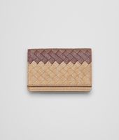 Bottega Veneta® KARTENETUI AUS CLUB FUMÉ INTRECCIATO NEW BRONZE, AUBERGINE UND EDOARDO Bottega Veneta® KARTENETUI AUS CLUB FUMÉ INTRECCIATO NEW BRONZE, AUBERGINE UND EDOARDO