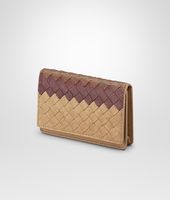 Bottega Veneta® KARTENETUI AUS CLUB FUMÉ INTRECCIATO NEW BRONZE, AUBERGINE UND EDOARDO Bottega Veneta® KARTENETUI AUS CLUB FUMÉ INTRECCIATO NEW BRONZE, AUBERGINE UND EDOARDO