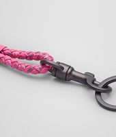 Bottega Veneta® SCHLÜSSELANHÄNGER aus Ayers Livrea Intrecciato ROSA SHOCK Bottega Veneta® SCHLÜSSELANHÄNGER aus Ayers Livrea Intrecciato ROSA SHOCK