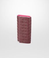 Bottega Veneta® PORTACHIAVI AUBERGINE E ROSA SHOCK IN VINTAGE LAVATO INTRECCIATO Bottega Veneta® PORTACHIAVI AUBERGINE E ROSA SHOCK IN VINTAGE LAVATO INTRECCIATO