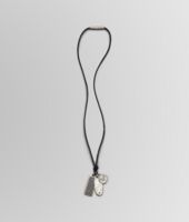Bottega Veneta® Halskette mit Anhänger aus oxidiertem Silber und Nappaleder Bottega Veneta® Halskette mit Anhänger aus oxidiertem Silber und Nappaleder