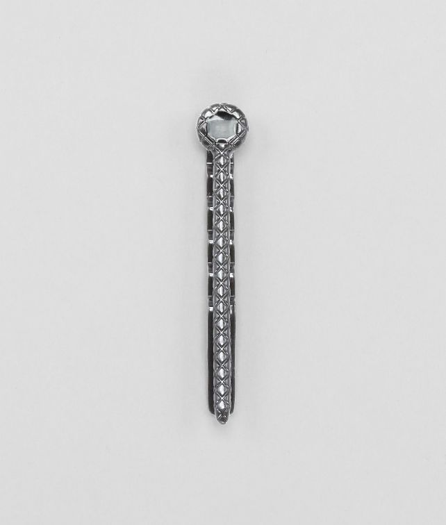BOTTEGA VENETA FERMACRAVATTA DARK GREY IN SMALTO E ARGENTO INTRECCIATO OSSIDATO Altro accessoro n argento U fp