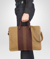 Bottega Veneta® AKTENTASCHE AUS CLUB FUMÉ INTRECCIATO NEW BRONZE, AUBERGINE UND EDOARDO Bottega Veneta® AKTENTASCHE AUS CLUB FUMÉ INTRECCIATO NEW BRONZE, AUBERGINE UND EDOARDO