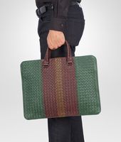 Bottega Veneta® AKTENTASCHE AUS CLUB FUMÉ INTRECCIATO EMERALD GREEN, AUBERGINE UND EDOARDO Bottega Veneta® AKTENTASCHE AUS CLUB FUMÉ INTRECCIATO EMERALD GREEN, AUBERGINE UND EDOARDO