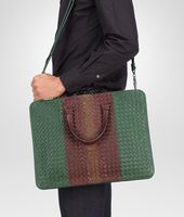 Bottega Veneta® AKTENTASCHE AUS CLUB FUMÉ INTRECCIATO EMERALD GREEN, AUBERGINE UND EDOARDO Bottega Veneta® AKTENTASCHE AUS CLUB FUMÉ INTRECCIATO EMERALD GREEN, AUBERGINE UND EDOARDO