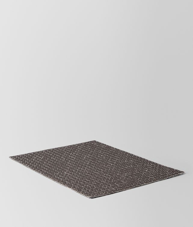 BOTTEGA VENETA PLACEMAT IN CARBONE INTRECCIATO LINEN Desk accessory E fp