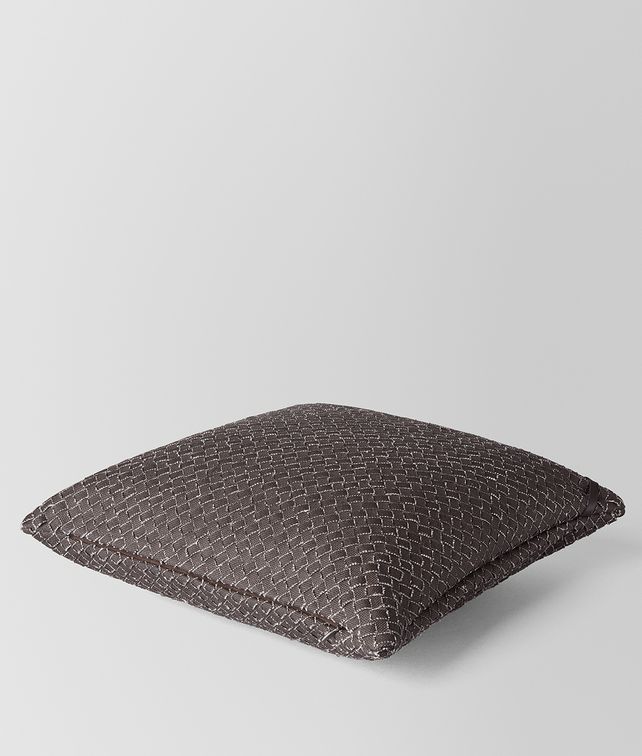 BOTTEGA VENETA PILLOW IN CARBONE INTRECCIATO LINEN Pillow and blanket E fp