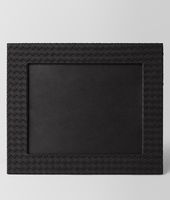 Bottega Veneta® Großer Bilderrahmen aus Nappaleder Intrecciato Nero Bottega Veneta® Großer Bilderrahmen aus Nappaleder Intrecciato Nero