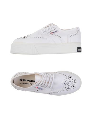 Низкие кеды и кроссовки Superga
