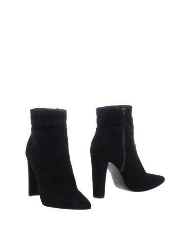 Полусапоги и высокие ботинки Stuart Weitzman
