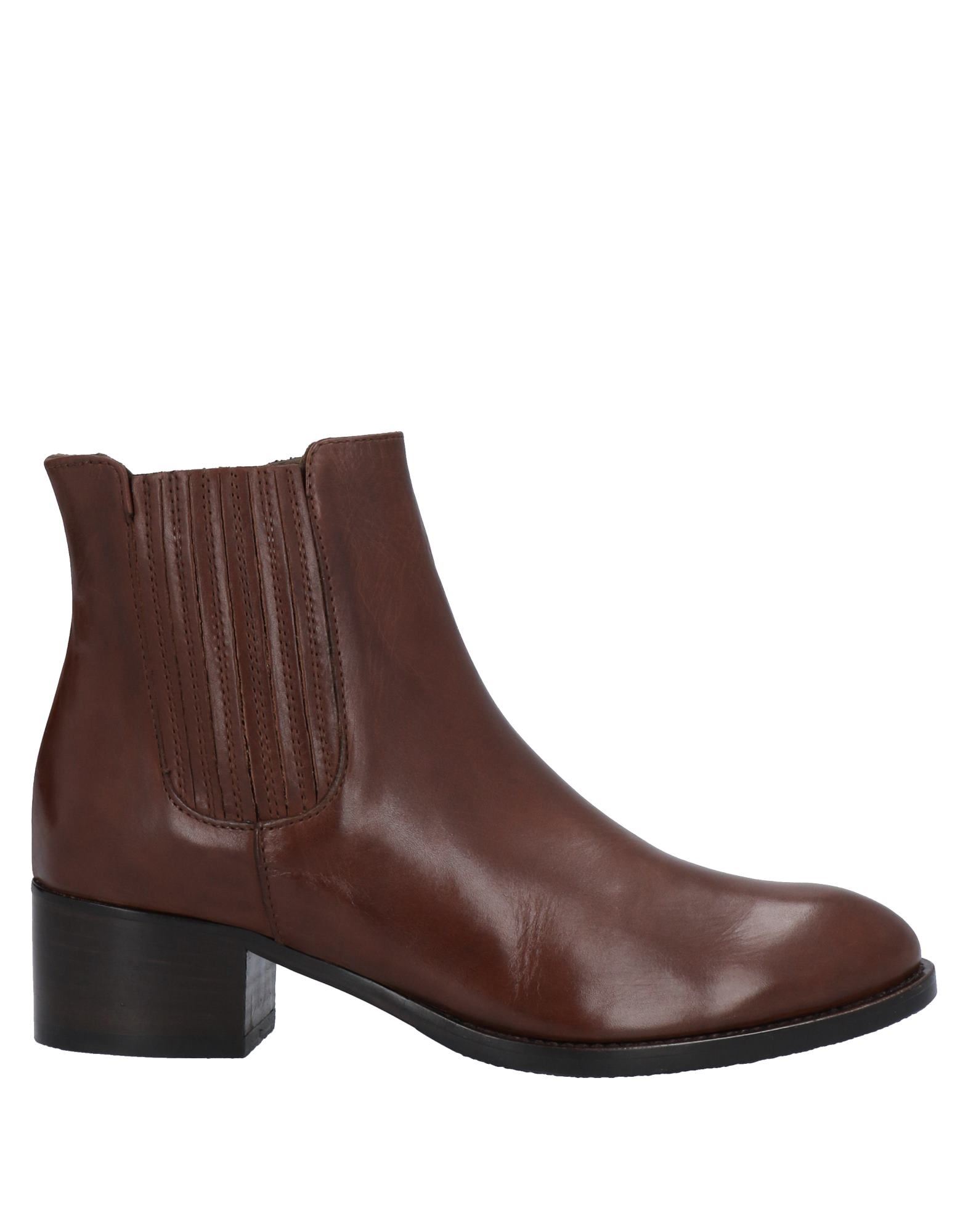 Calpierre Ankle Boots In Brown
