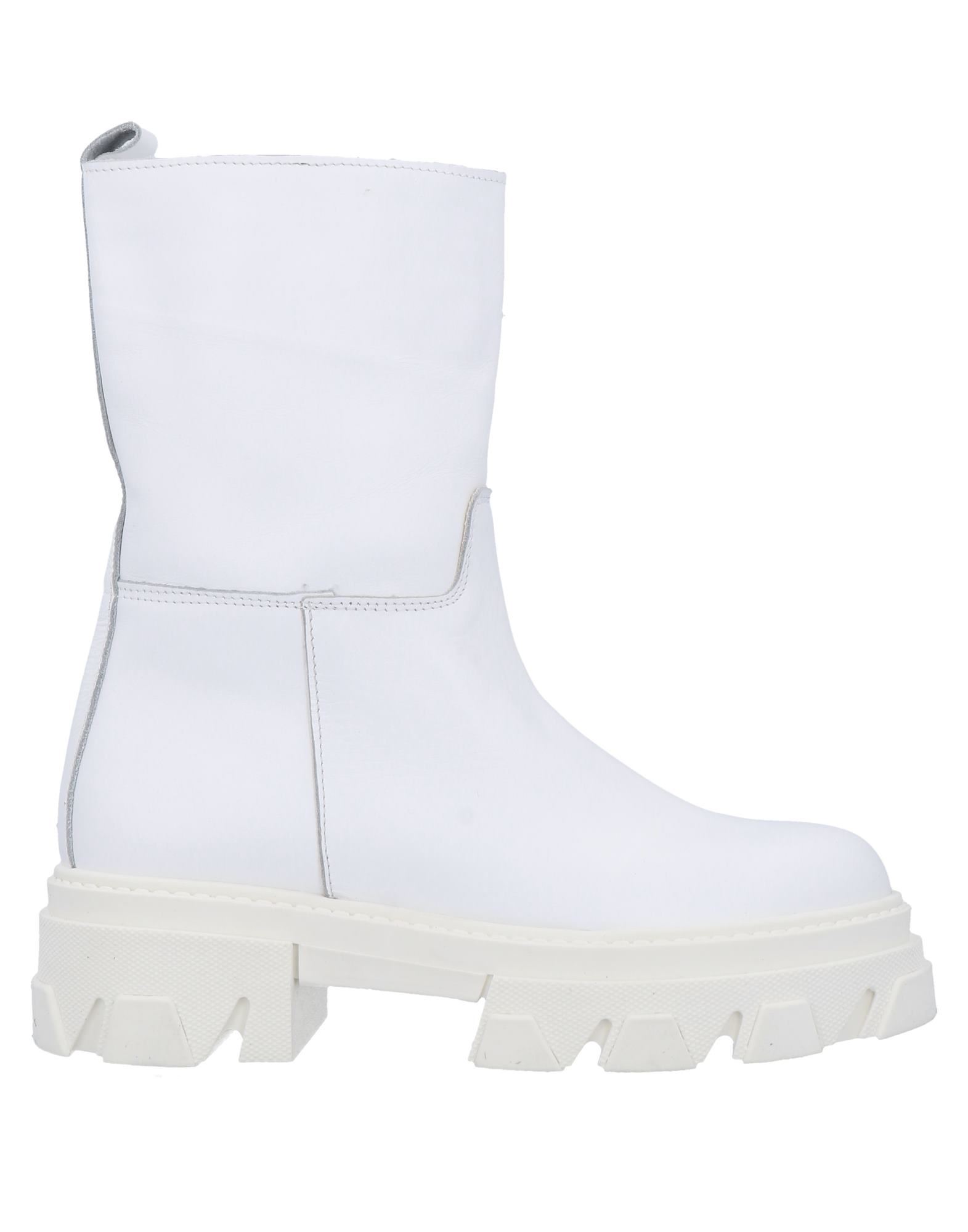 Divine Follie Ankle Boots In White
