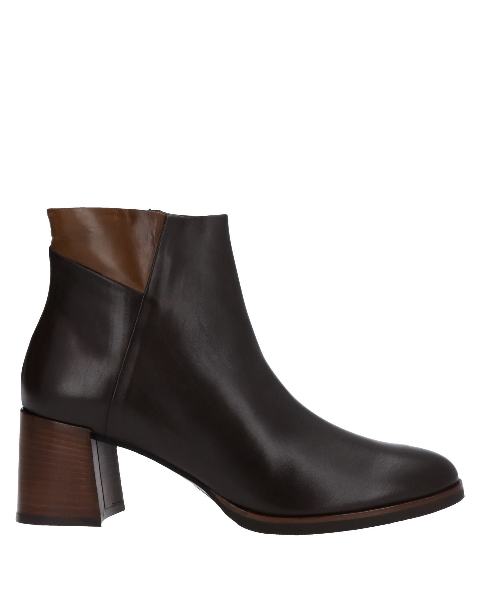 Calpierre Ankle Boots In Brown