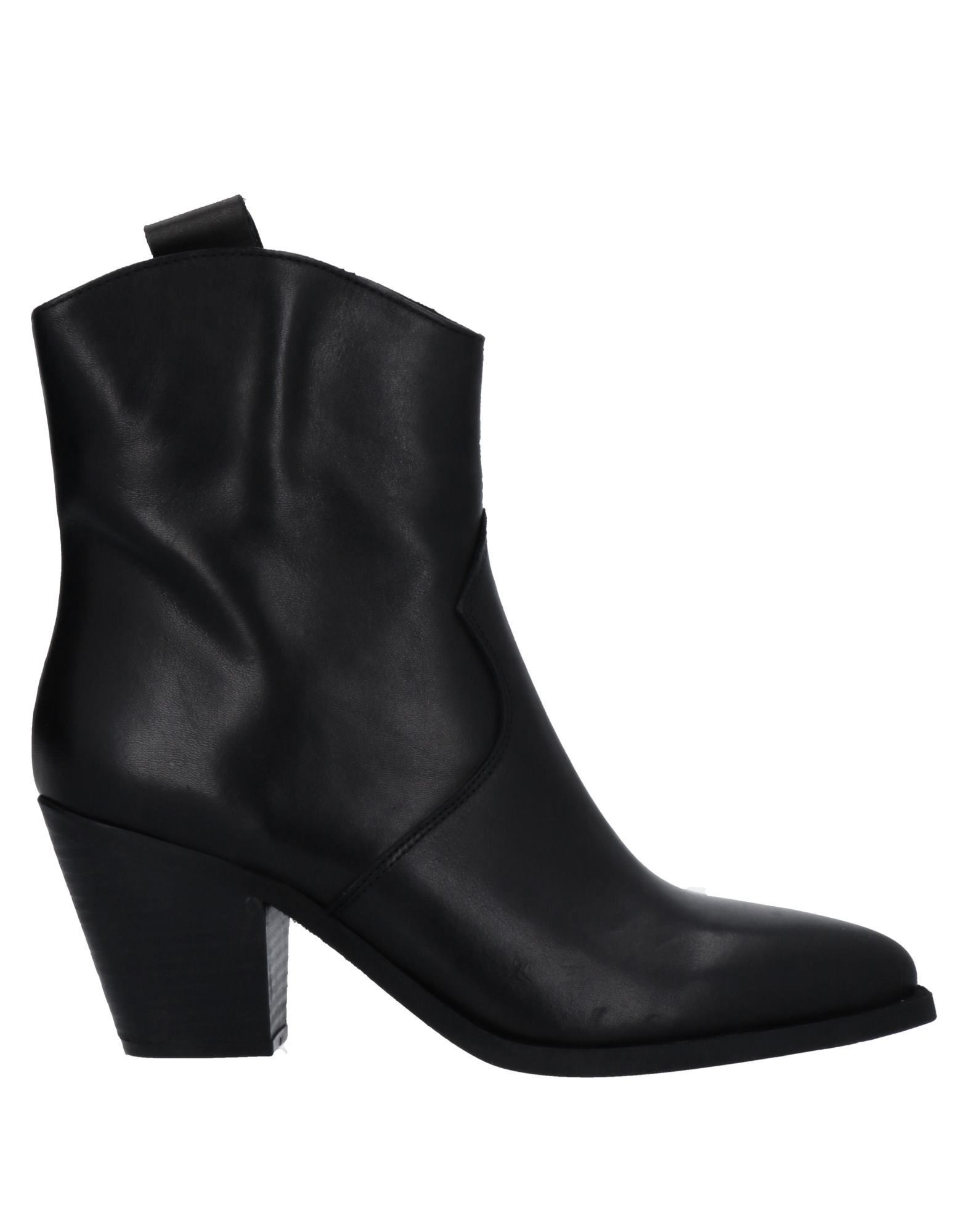 Piranha Ankle Boots In Black