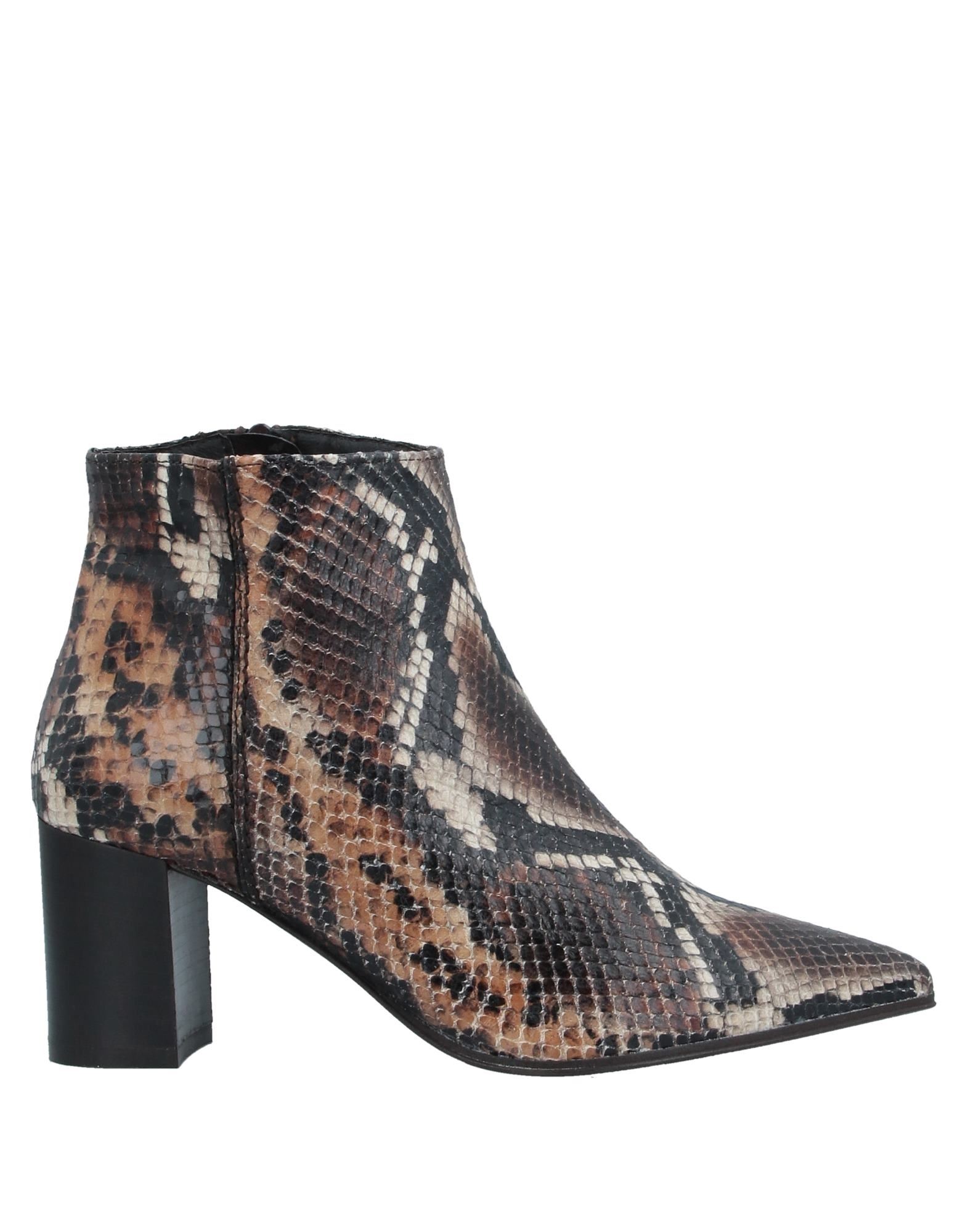 Essenza Ankle Boots In Brown