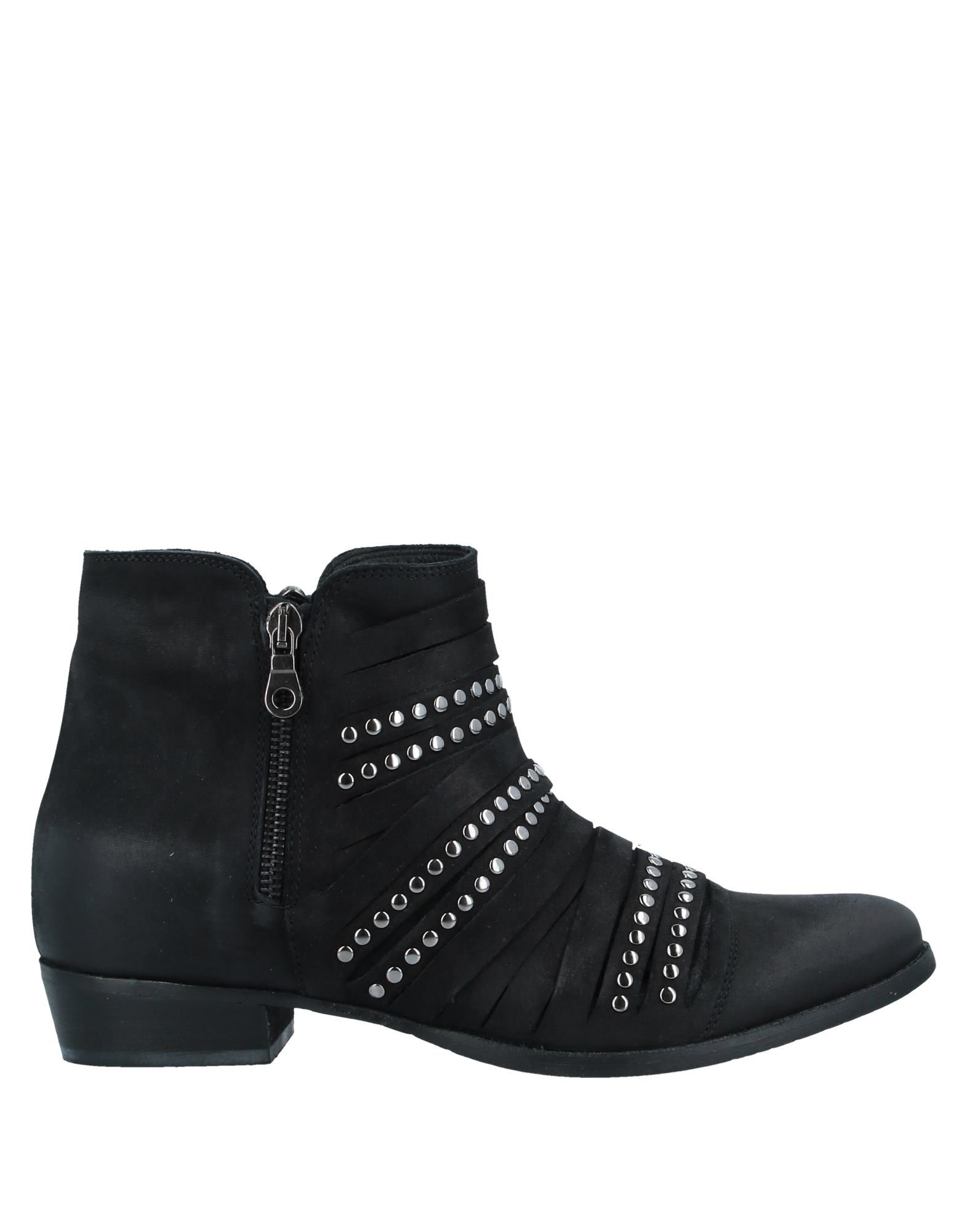Just Juice Ankle Boots In Black