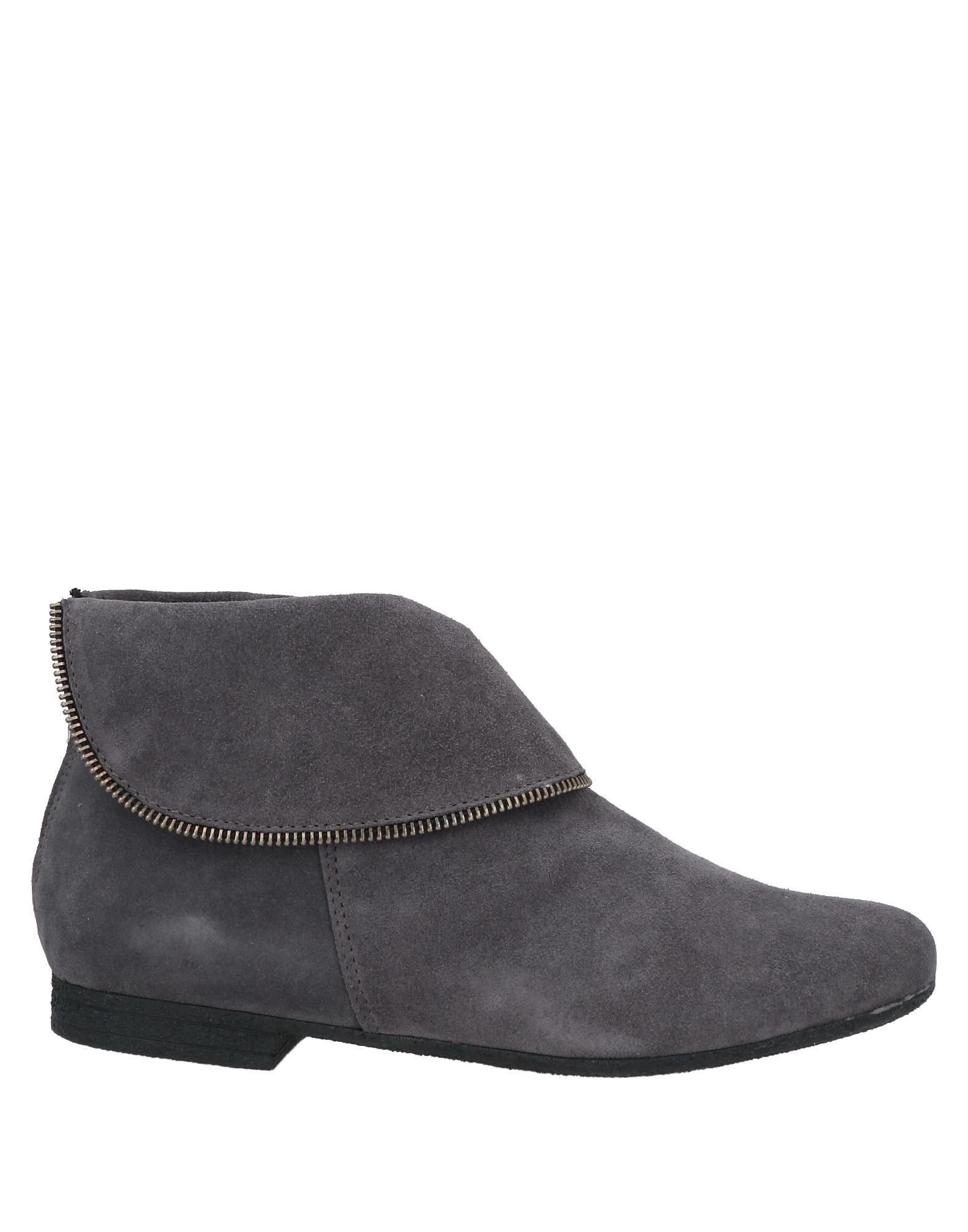 Keys Ankle Boots In Gray