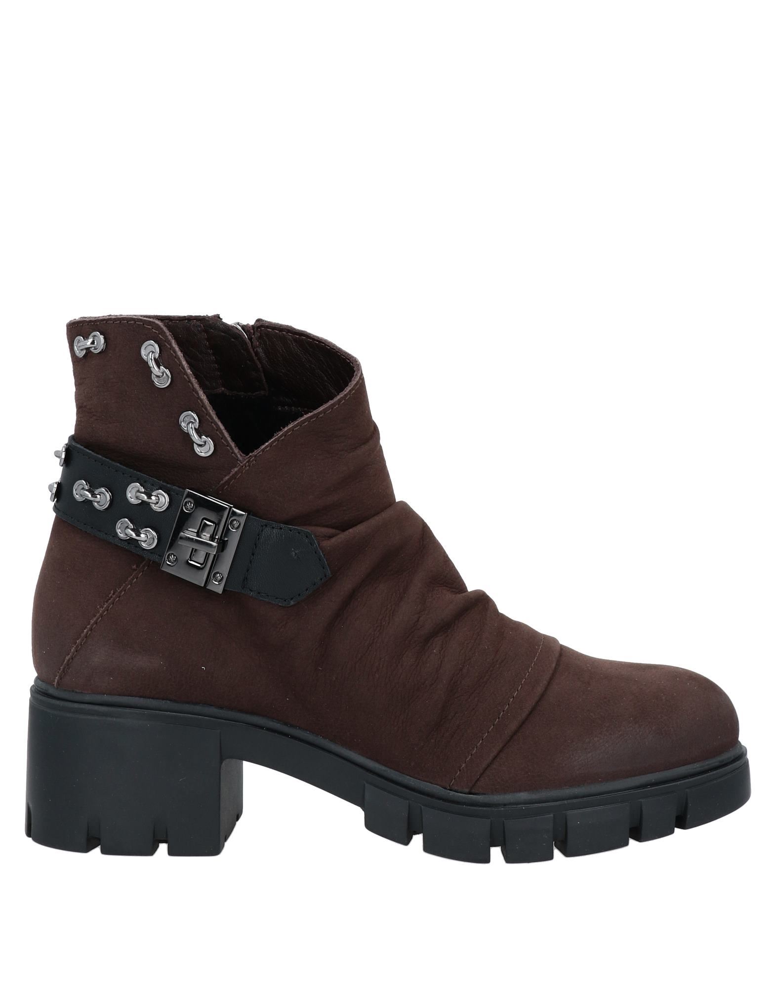 Nila & Nila Ankle Boots In Brown