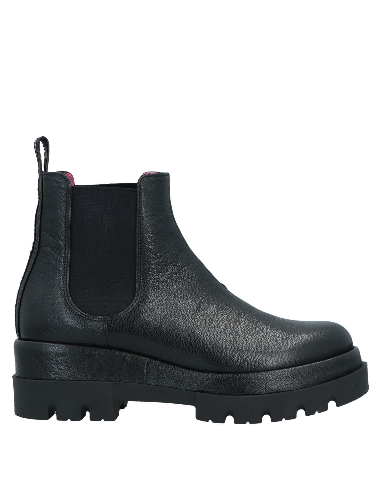 Le Babe Ankle Boots In Black