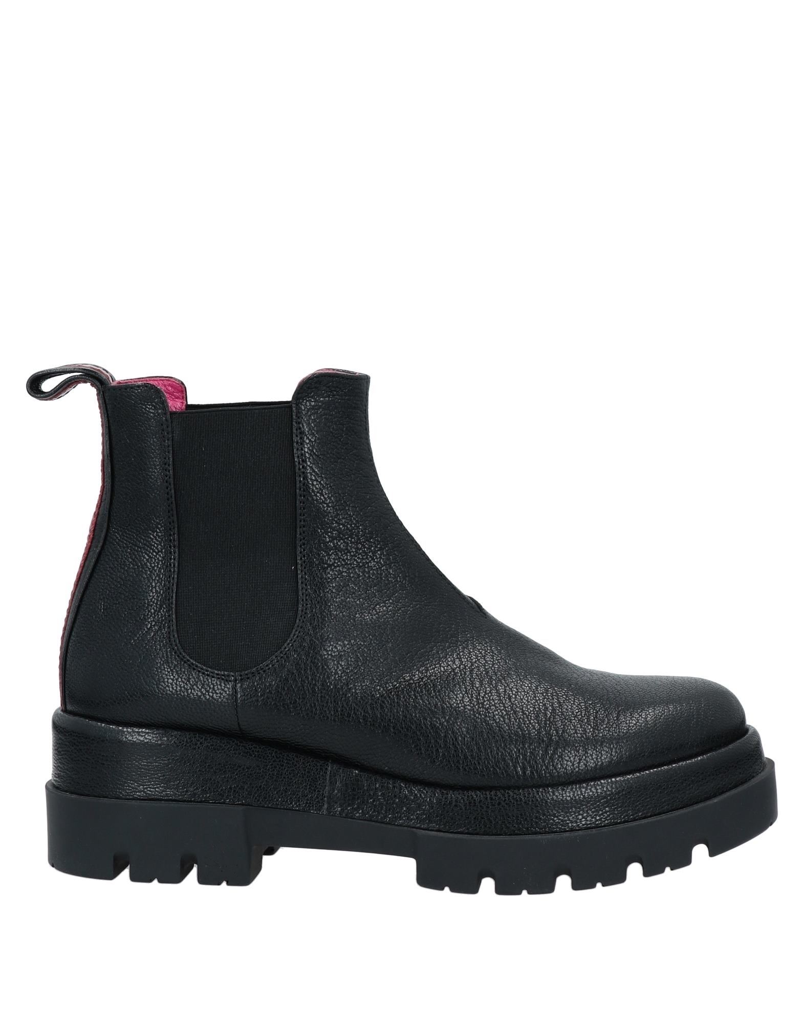 Le Babe Ankle Boots In Black