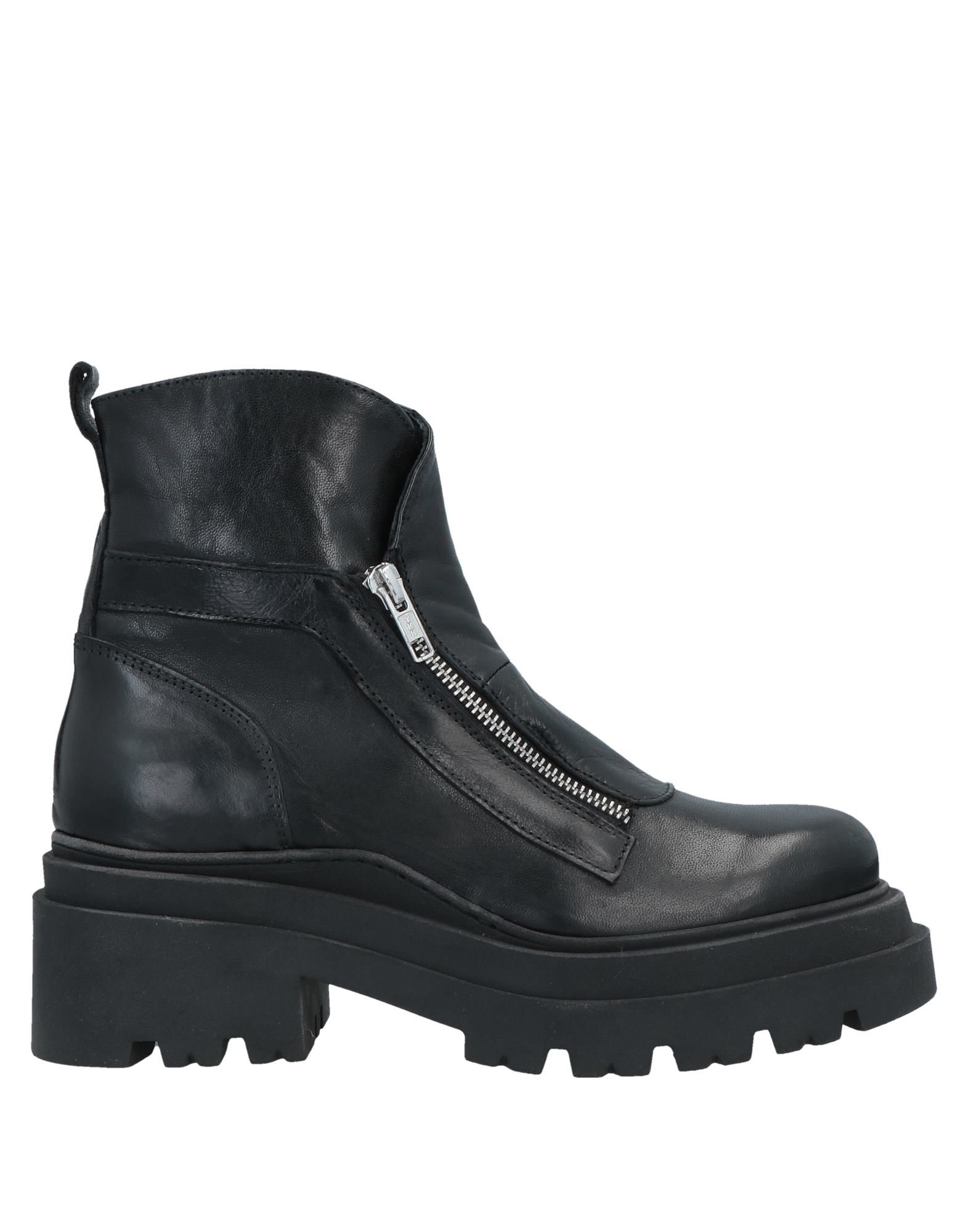 Oroscuro Ankle Boots In Black