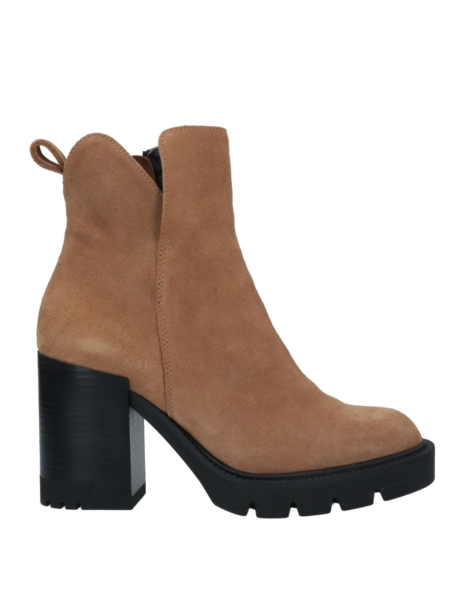 Janet & Janet Ankle Boots In Camel