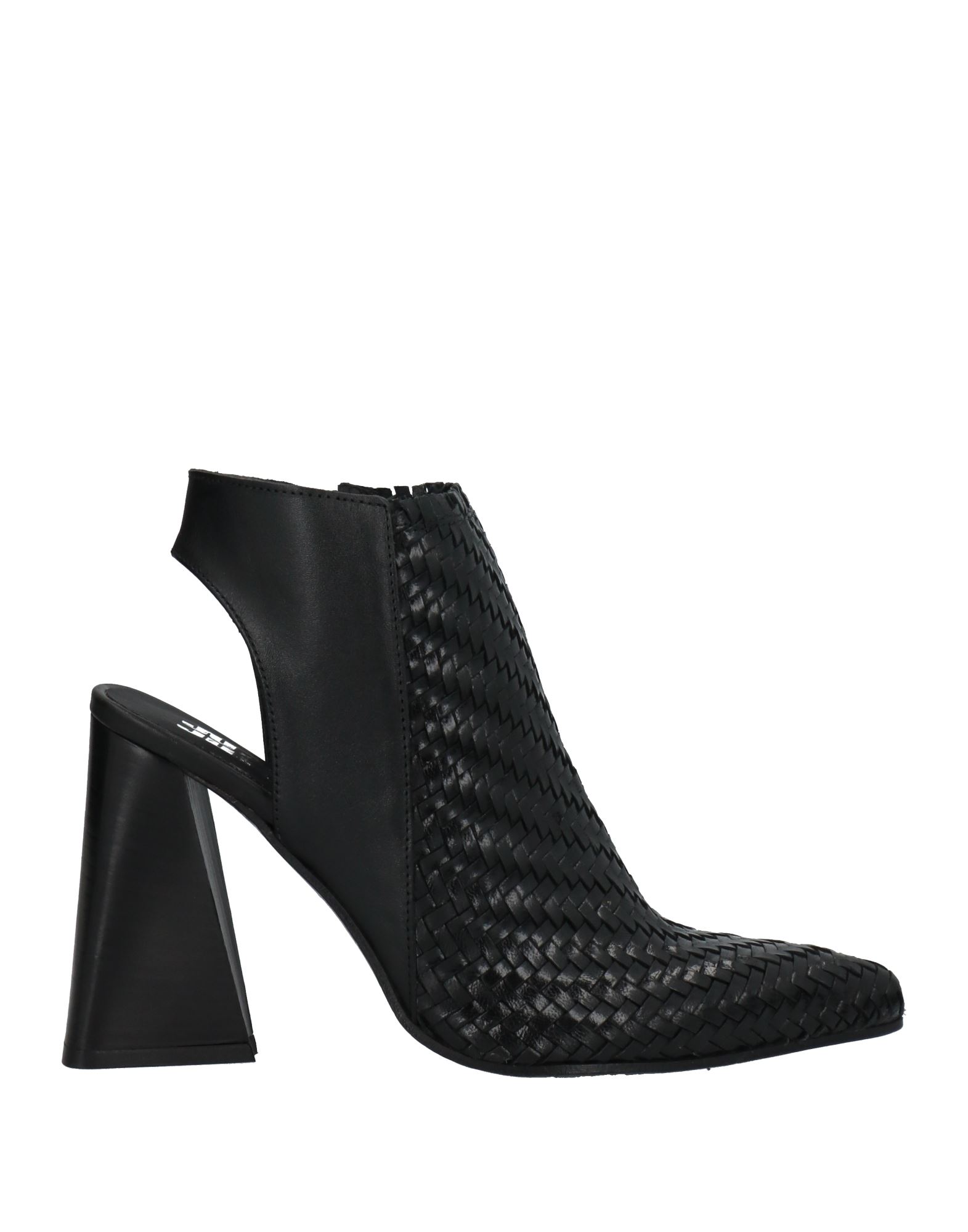 Just Juice Ankle Boots In Black