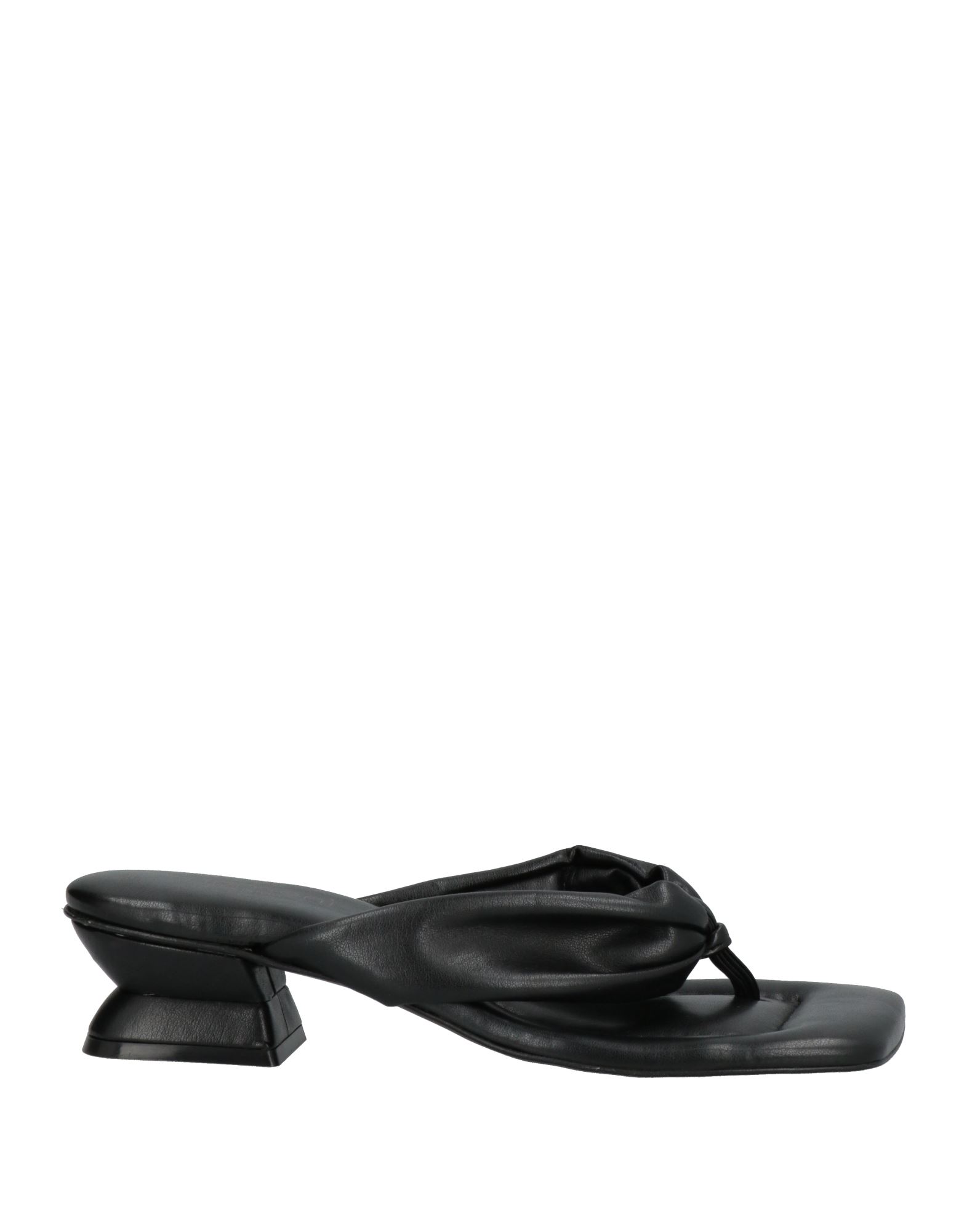 Momoní Toe Strap Sandals In Black