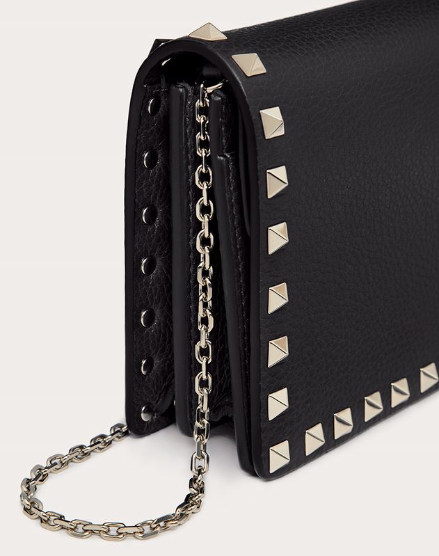 Rockstud Grainy Calfskin Chain Pouch for Woman | Valentino Online Boutique