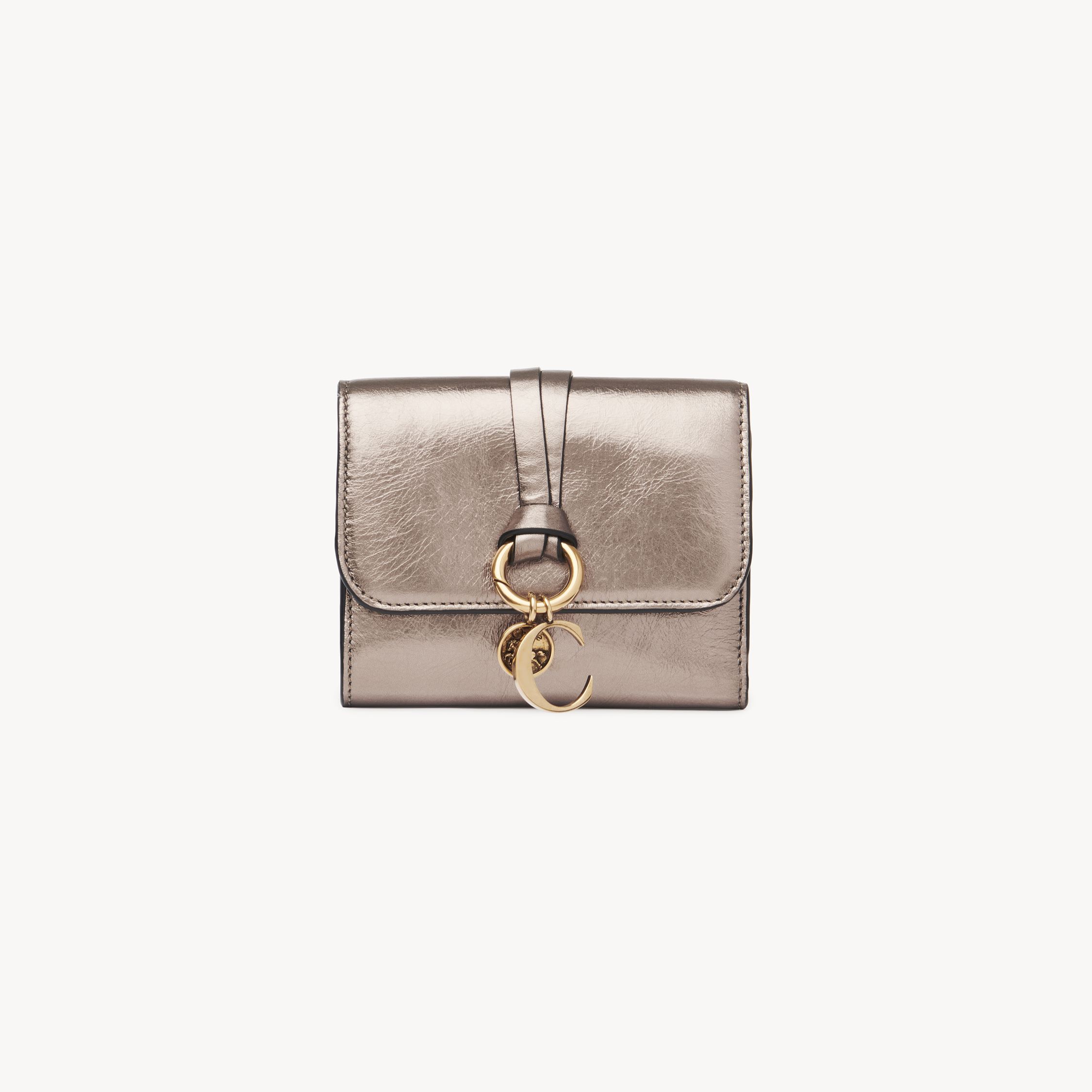 Chloé Portefeuille À Trois Volets Alphabet En Cuir Métallisé Femme Gris Taille Onesize 100% Cuir De Veau In Grey