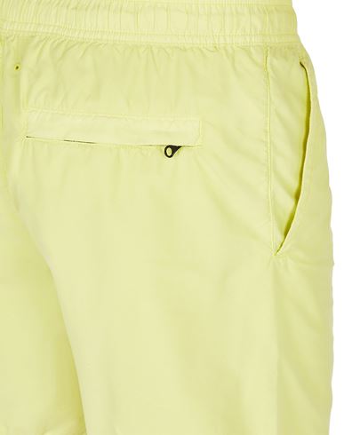 B0946 BRUSHED NYLON ビーチ ショートパンツ Stone Island メンズ -Stone Island 【ストーンアイランド 公式オンラインストア】