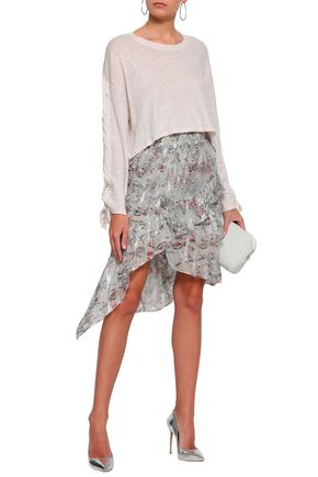 Asymmetrical skirt outlet snake