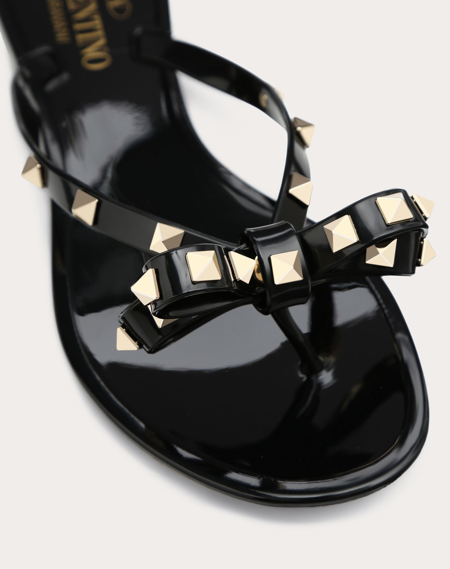 Jelly Bow Rockstud Thong for Woman | Valentino Online Boutique