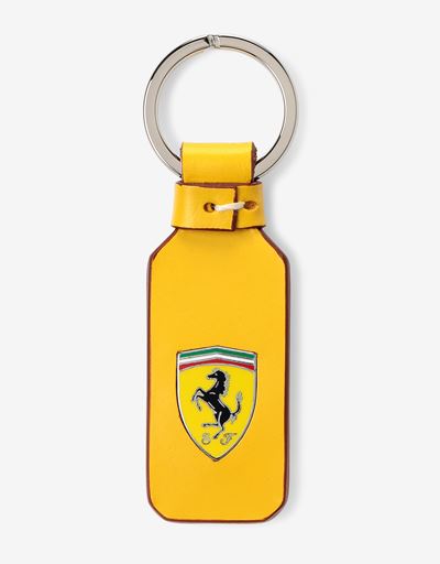 Llavero de piel natural con escudo de Ferrari esmaltado y acabados artesanales