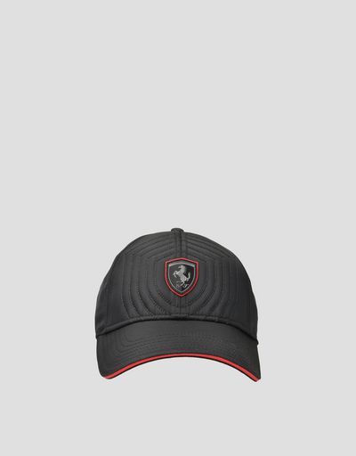 赤いエッジライン入りメンズキャップ