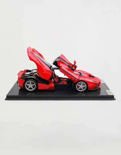 Scuderia Ferrari Online Store - LaFerrari model in 1:8 scale - Car Models 1_1.8