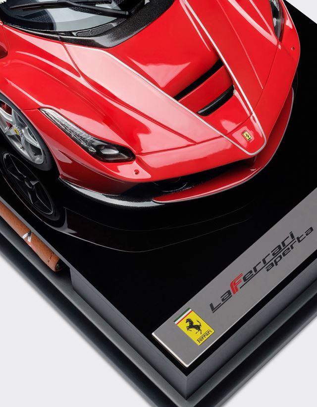 Scuderia Ferrari Online Store - Модель LaFerrari Aperta в масштабе 1:18 - Модели машины 1:18
