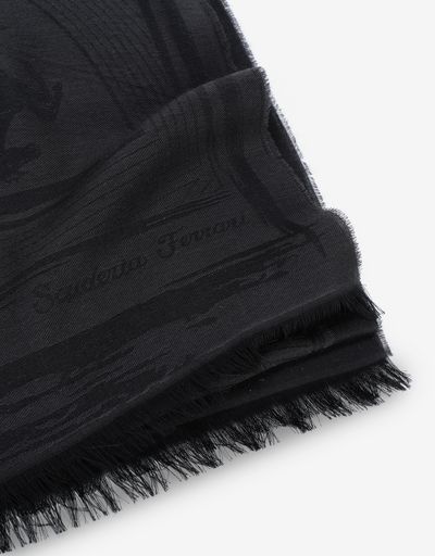 Scuderia Ferrari Online Store - Sciarpa rettangolare in jacquard con Scudetto Ferrari - Sciarpe