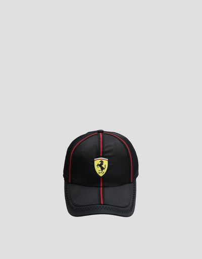 Cappellino in satin con piping