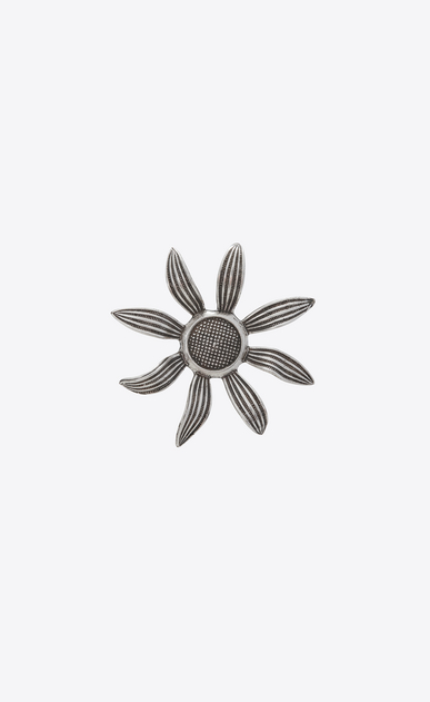 Flower brooch in metal